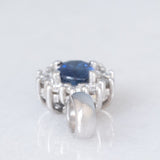 Ciondolo a margherita in oro bianco 14K con zaffiro (0.60ct ca.) e diamanti (0.20ctw ca.), anni ‘80