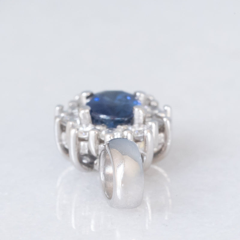 Ciondolo a margherita in oro bianco 14K con zaffiro (0.60ct ca.) e diamanti (0.20ctw ca.), anni ‘80