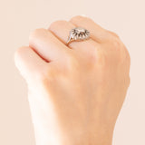 Antiker Gänseblümchenring aus 14 Karat Gelbgold und Silber mit zentralem Diamanten im Rose-Coroné-Schliff (ca. 0.60 ct) und seitlichen Diamanten im Rosettenschliff, Ende des 800./Anfang des 900. Jahrhunderts