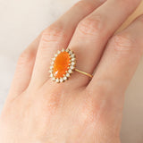 Anello a margherita vintage in oro giallo 14K con opale di fuoco sintetico e diamanti di taglio brillante (0.40ctw ca.), anni ‘80