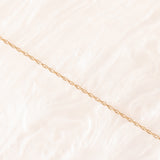 Vintage-Halskette mit Kette aus 9-karätigem Gelbgold und Anhänger aus 9-karätigem Gelbgold mit Triplett-Opal mit Rosenmuster und Dornen