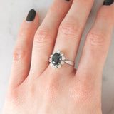 Gänseblümchenring aus 14 Karat Weißgold mit Saphir (ca. 1.50 ct) und Diamanten im Brillantschliff (ca. 0.60 ctw), 70er Jahre