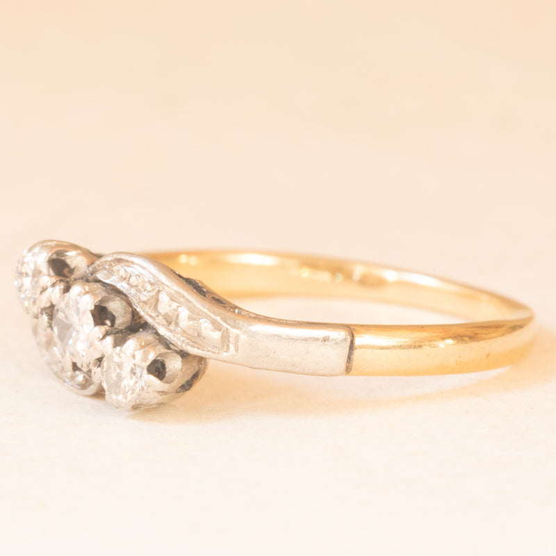 Anello “bypass” antico in oro giallo e bianco 15K con diamanti di taglio vecchia Europa (0.16ctw ca.), anni ‘20/‘30