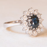 Vintage-Gänseblümchenring aus 14 Karat Weißgold mit Saphiren (ca. 2 ct) und Diamanten im Brillantschliff (ca. 0.80 ctw), 70er Jahre