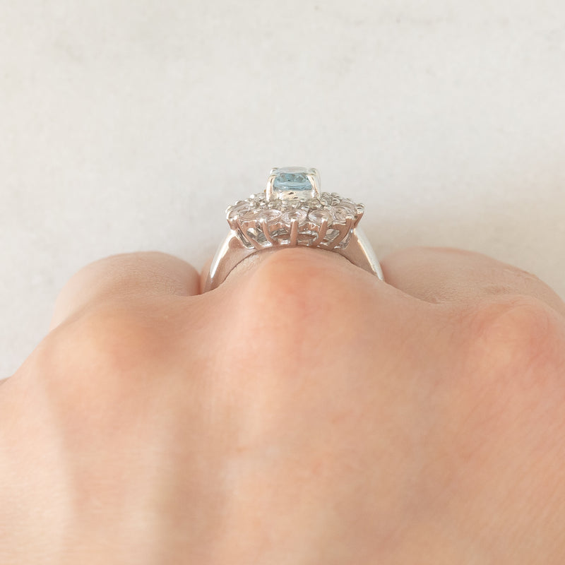 Anello a margherita moderno in oro bianco 9K con acquamarina (0.60ct ca.), diamanti (0.12ctw ca.) e morganiti (0.84ctw ca.), anni ‘2000