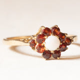 Vintage-Gänseblümchenring aus 9-karätigem Gelbgold mit Opal (ca. 0.12 ct) und Granaten (ca. 0.40 ctw), Jahr 1984