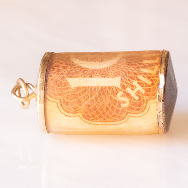 Ciondolo “emergency money” (soldi d’emergenza) vintage con cilindro in plastica e in oro giallo 9K con banconota da dieci scellini, anni ‘60/‘70