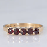 Anel vintage em ouro amarelo 9K com granadas (aproximadamente 0.50 ct), década de 70.