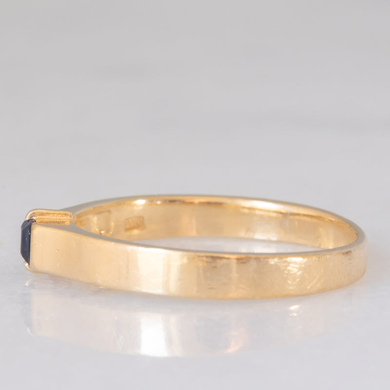 Solitario a fascia vintage in oro giallo 14K con zaffiro di taglio carré (0.18ct ca.), anni ‘70