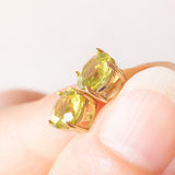Vintage-Ohrringe aus 9-karätigem Gelbgold mit Lichtpunkten und grünen Peridoten (ca. 2 ctw)