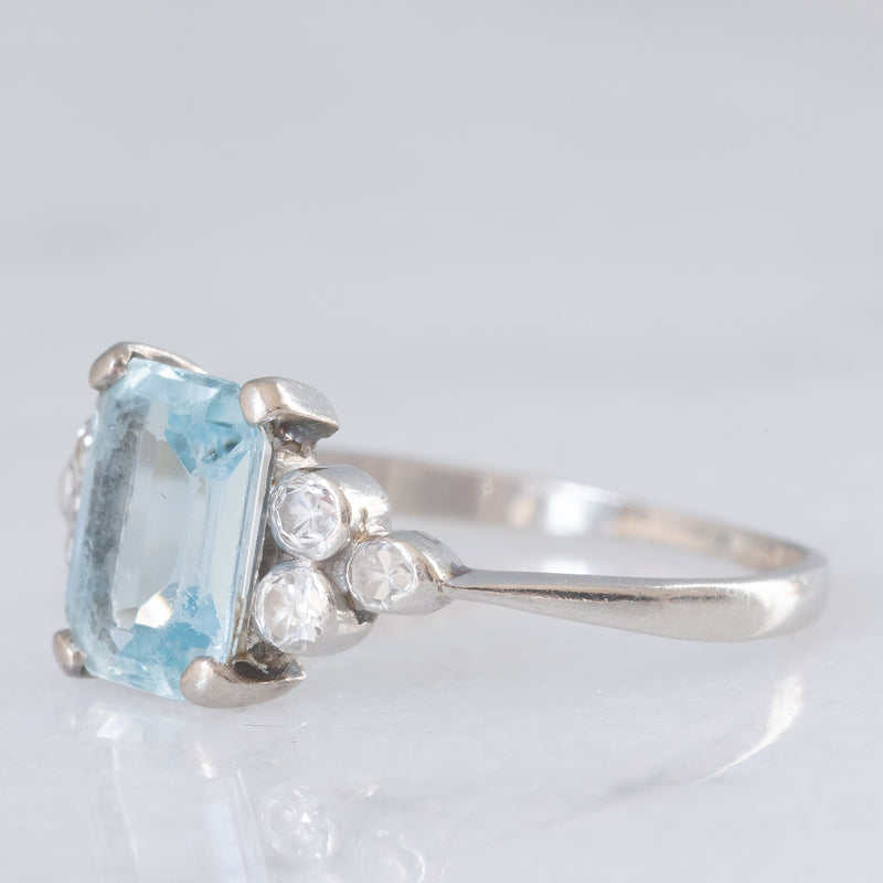 Anello vintage in platino con acquamarina (1.40ct ca.) e diamanti (0.18ctw ca.), anni ‘70