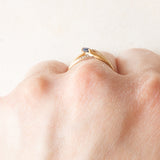 Anello vintage in oro giallo e bianco 18K con zaffiro, anni ‘60