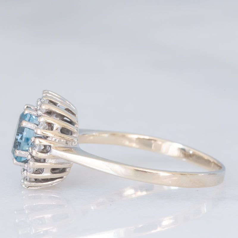 Anello a margherita vintage in oro bianco 14K con acquamarina (0.70ct ca.) e diamanti di taglio brillante (0.24ctw ca.), anni ‘70