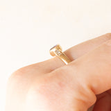 Anello vintage in oro giallo 9K con ametista di taglio trillion (0.45ct ca.) e diamanti di taglio brillante (0.09ctw ca.), anni ‘70