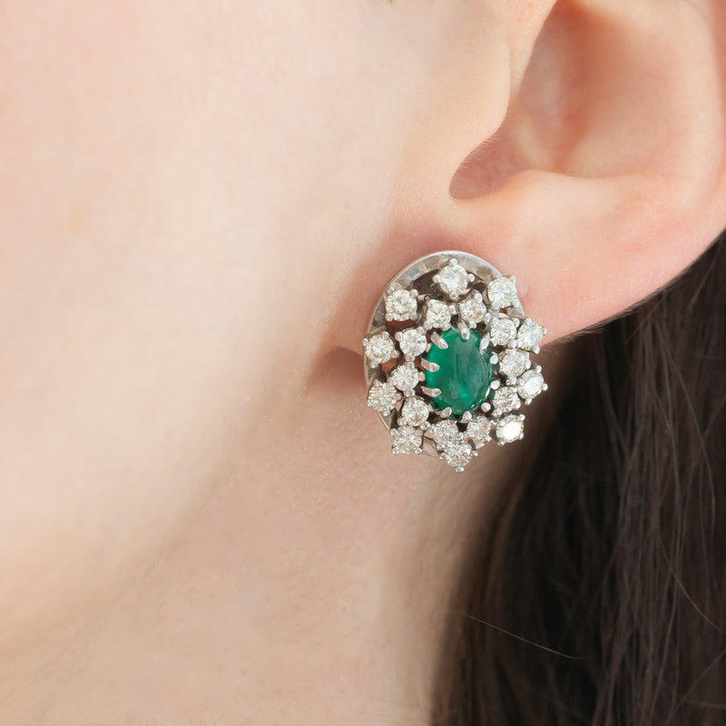 Orecchini a margherita vintage in oro bianco 14K con smeraldi (3ctw ca.) e diamanti di taglio brillante (2.80ctw ca.), anni ‘70/‘80