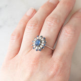 Anello a margherita vintage in oro bianco 14K con zaffiri (1.74ctw ca.) e diamanti (0.48ctw ca.), anni ‘70/‘80