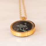 Vintage-Halskette mit Kette aus 9-karätigem Gelbgold und Anhänger aus 9-karätigem Gelbgold mit Triplett-Opal mit Rosenmuster und Dornen