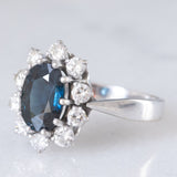 Gänseblümchenring aus 14 Karat Weißgold mit Saphir (ca. 1.50 ct) und Diamanten im Brillantschliff (ca. 0.60 ctw), 70er Jahre