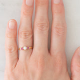 Trilogie vintage en or jaune 18 carats avec rubis (environ 0.14 ct) et perle blanche, années 60/70