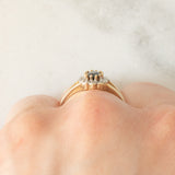 Anello a margherita in oro giallo 9K con zaffiro (0.60ct ca.) e diamanti (0.05ctw ca.), anni ‘70/‘80