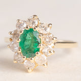 Bague marguerite en or jaune 14 carats avec émeraude (environ 0.70 ct) et diamants taille brillant (environ 0.80 ct), années 70