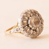 Antiker Gänseblümchenring aus 14 Karat Gelbgold und Silber mit zentralem Diamanten im Rose-Coroné-Schliff (ca. 0.60 ct) und seitlichen Diamanten im Rosettenschliff, Ende des 800./Anfang des 900. Jahrhunderts