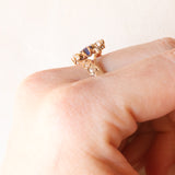 Anello Art Nouveau francese in oro giallo 18K con iolite (0.20ct ca.), diamanti di taglio rosetta e perline bianche, anni ‘10/‘20