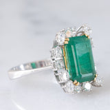Anello a margherita vintage in oro bianco 14K con smeraldo (5.50ct ca.) e diamanti di taglio brillante (1.65ctw ca.), anni ‘70