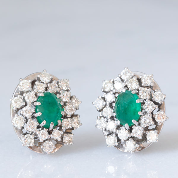 Orecchini a margherita vintage in oro bianco 14K con smeraldi (3ctw ca.) e diamanti di taglio brillante (2.80ctw ca.), anni ‘70/‘80