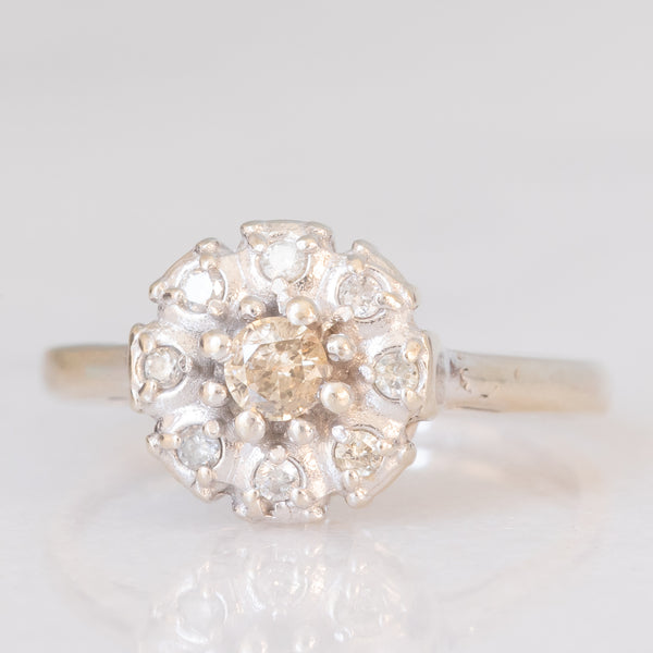 Anello a margherita vintage in oro bianco 14K con diamanti di taglio brillante (0.16ctw ca.) e con centrale fancy brown, anni ‘80