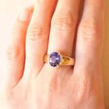 Anello a margherita con fascia in oro giallo 14K con tanzanite (2.50ct ca.) e diamanti (0.22ctw ca.), anni ‘70/‘80