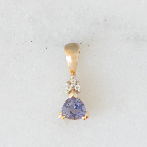 Coppia di ciondoli vintage in oro giallo 9K con tanzanite e pietre bianche e in oro giallo 8K con topazi