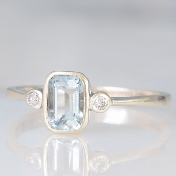 Trilogy vintage in oro bianco 9K con acquamarina (0.40ct ca.) e diamanti di taglio brillante (0.02ctw ca.), anni ‘70