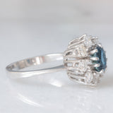 Anello a margherita vintage in oro bianco 14K con zaffiro (0.75ct ca.) e diamanti di taglio brillante (0.64ctw ca.), anni ‘60/‘70