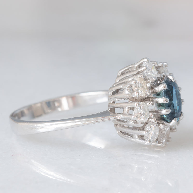 Anello a margherita vintage in oro bianco 14K con zaffiro (0.75ct ca.) e diamanti di taglio brillante (0.64ctw ca.), anni ‘60/‘70