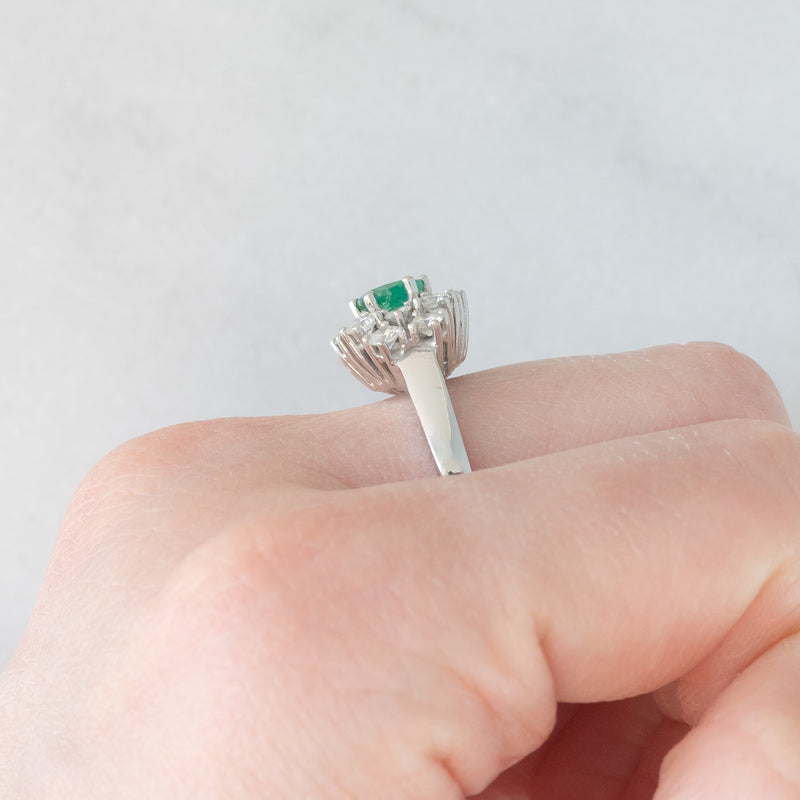 Anello vintage in oro bianco 18K con smeraldo (0.68ct ca.) e diamanti di taglio brillante (0.89ctw ca.), anni ‘70