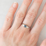 Trilogy Art Déco in oro giallo e bianco 9K con zaffiro (0.30ct ca.) e diamanti di taglio brillante (0.14ctw ca.), anni ‘30