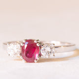 Vintage-Trilogie aus 18 Karat Weißgold mit Rubin (ca. 1 ct) und Diamanten im Brillantschliff (ca. 0.42 ctw)