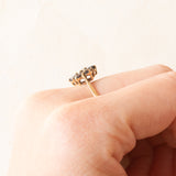 Bague fleur vintage en or jaune 9 carats avec saphirs (environ 0.80 ct) et opale (environ 0.15 ct), années 80