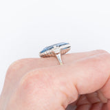 Anello da cocktail Art Déco in oro giallo 14K e argento con spinello azzurro (7.50ct ca.), anni ‘30