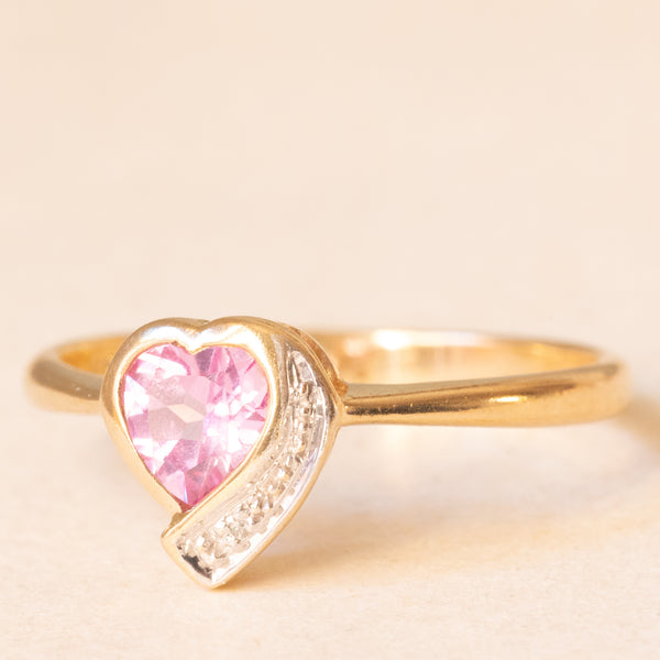 Anello vintage in oro giallo 9K con zaffiro rosa sintetico di taglio a cuore (0.60ct ca.) e diamante, anni ‘90 ca.