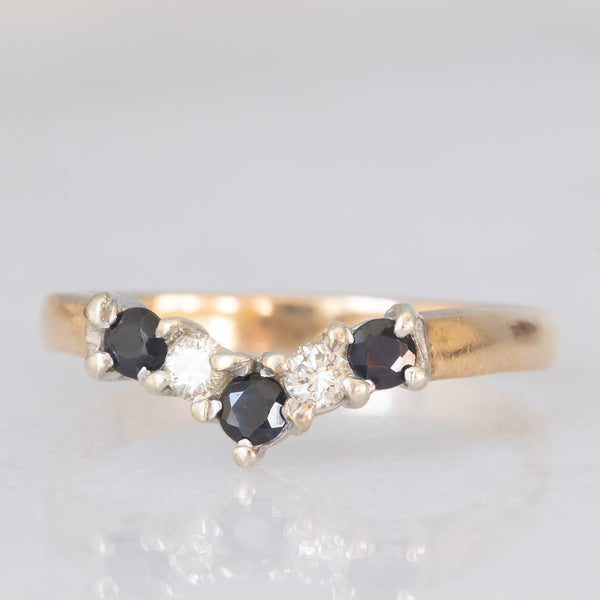 Anello a “V” vintage in oro giallo 9K con zaffiri (0.25ct ca.) e diamanti di taglio brillante (0.10ctw ca.), anni ‘80