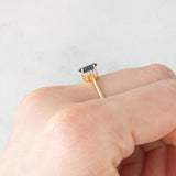 Anello vintage in oro giallo 18K con zaffiro (0.35ct ca.) e diamanti (0.04ctw ca.)