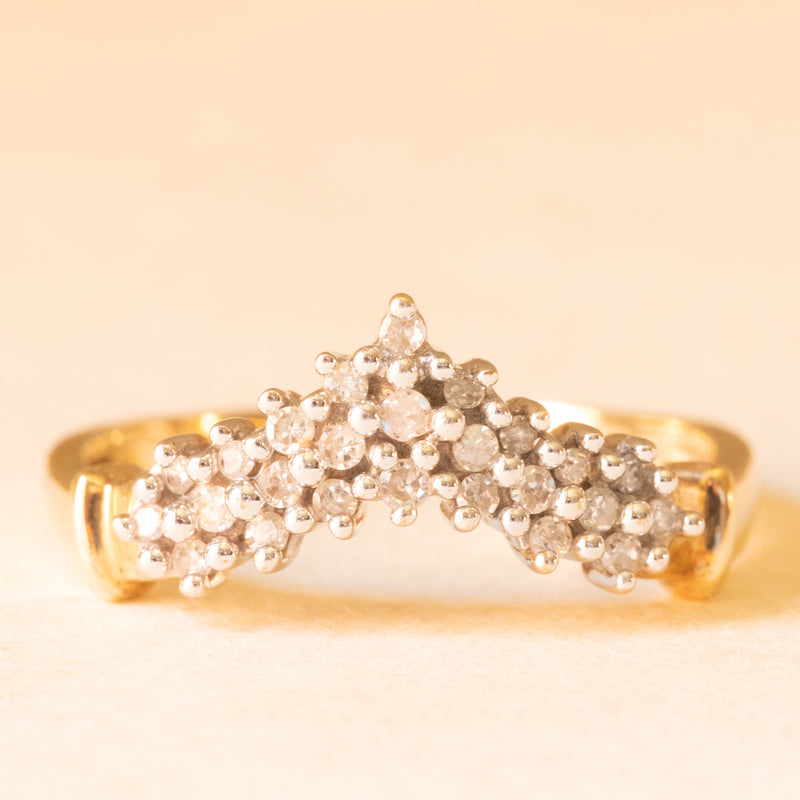 Anello a “V” vintage in oro giallo e bianco 9K con diamanti (0.15ctw ca.), anni ‘70/‘80