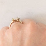 Anello vintage in oro giallo 8K con opale (0.90ct ca.) e smeraldi (0.10ctw ca.), anni ‘80