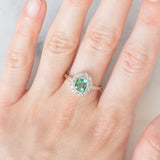 Anello a margherita antico in oro giallo 18K con tormalina verde (1ct ca.) e diamanti di taglio vecchia miniera (0.50ctw ca.), anni ‘20/‘30