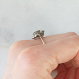 Anillo antiguo de oro amarillo de 14 quilates y plata con margaritas, topacio azul (aprox. 0.40 ct) y diamantes talla rosa (aprox. 0.22 ct), principios del siglo XX.