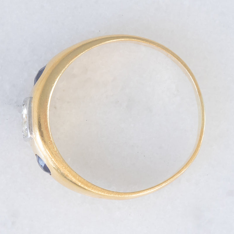 Trilogy gypsy vintage in oro giallo 18K con diamante (0.35ct ca.) e zaffiri (0.36ctw ca.), anni ‘50/‘60