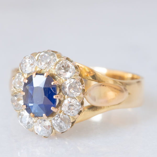 Anello a margherita antico in oro giallo 14K con zaffiro (0.40ct ca.) e diamanti di taglio vecchia miniera (0.70ctw ca.), anni ‘20/‘30