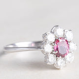 Vintage 18K white gold daisy ring with pink tourmaline (approx. 0.60ct) and brilliant cut diamonds (approx. 0.90ctw), 70s